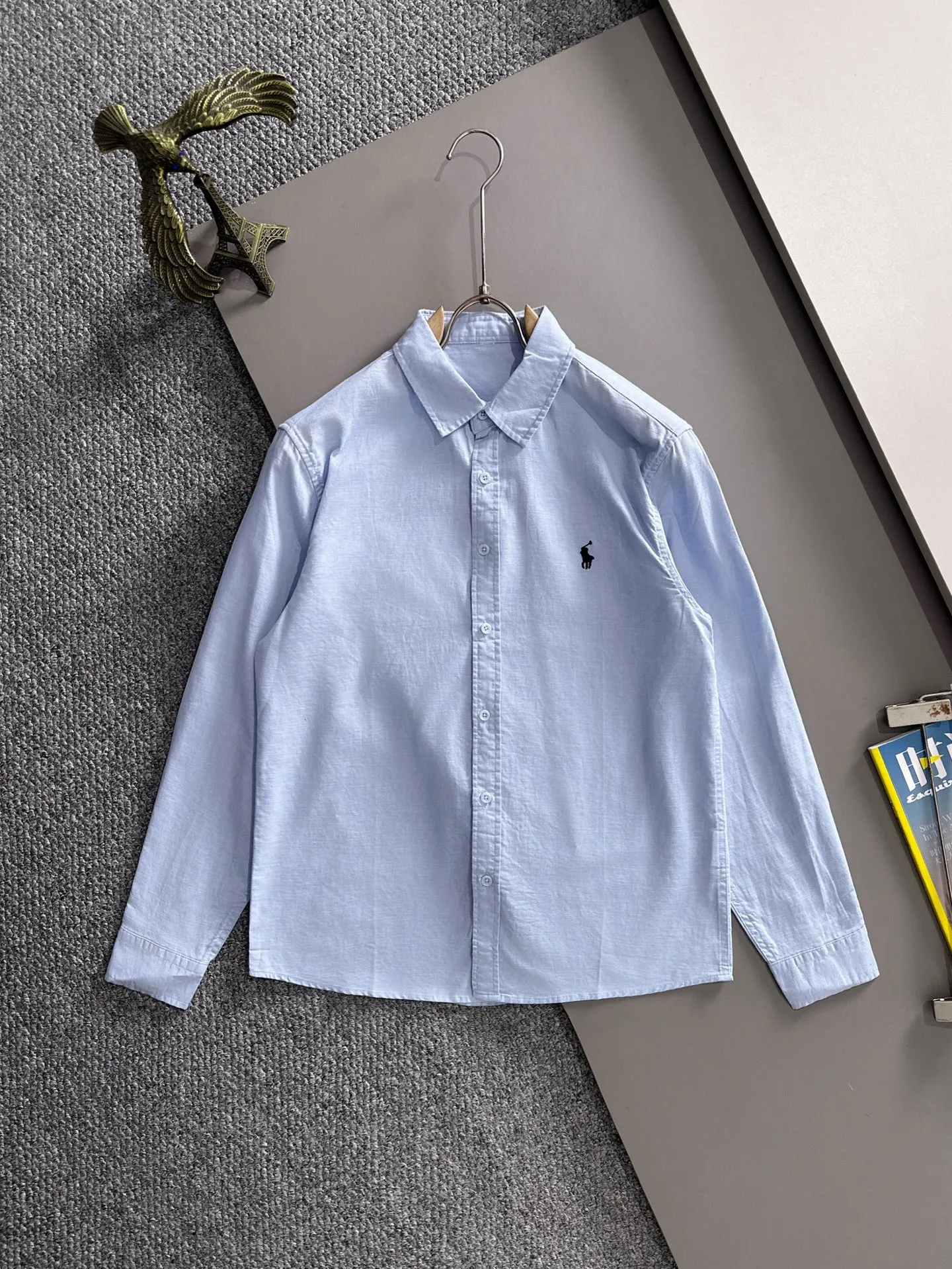 P360 Paul's 2025 new striped shirt, a versatile long-sleeved shirt for business and leisure. After a new style interpretation, with eye-catching earth tones, the fashion trend index of the entire shirt immediately soared! Made of imported 100% poplin cotton material, the light, silky and glossy silk fabric properties bring an unusual high-end visual sense. Needless to say, the upper body comfort is hand-cut. The pattern of the rear horizontal bar is restored, which is the only difference in the market! Technological electrostatic pressure spraying machine. The fluff is attracted by the plant body due to the different electric potential. It accelerates vertically and flies up to the pattern that has been scraped and primed. It is then dried in a high-temperature pipe oven to increase the fastness. The fashionable small pointed collar is paired with a flat-angle hem design, the overall simplicity and ability! Size: M-3XL